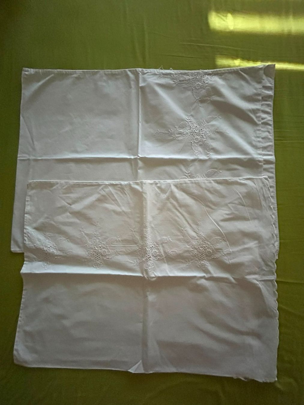Bettwäsche: 2 federe cuscini bianche con ricamo 51x60 cm – Gebraucht aus Melano von H-Sara