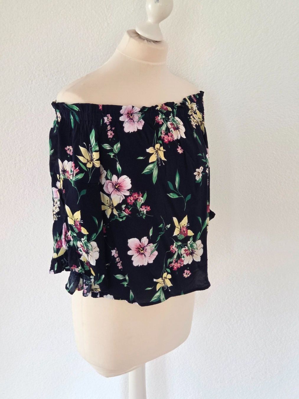 Bershka Camicette: Schulterfreie Bluse – Usato da Wängi venduto da Bibo4. 1