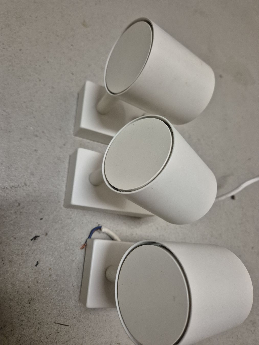 Lampen: Three White Wall Spotlights Adjustable Used Condition – Gebraucht aus Lenzburg von DobrzynM 2