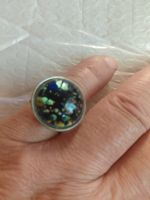 Stahlring mit farbigen „Opaleffekt“-Tönen