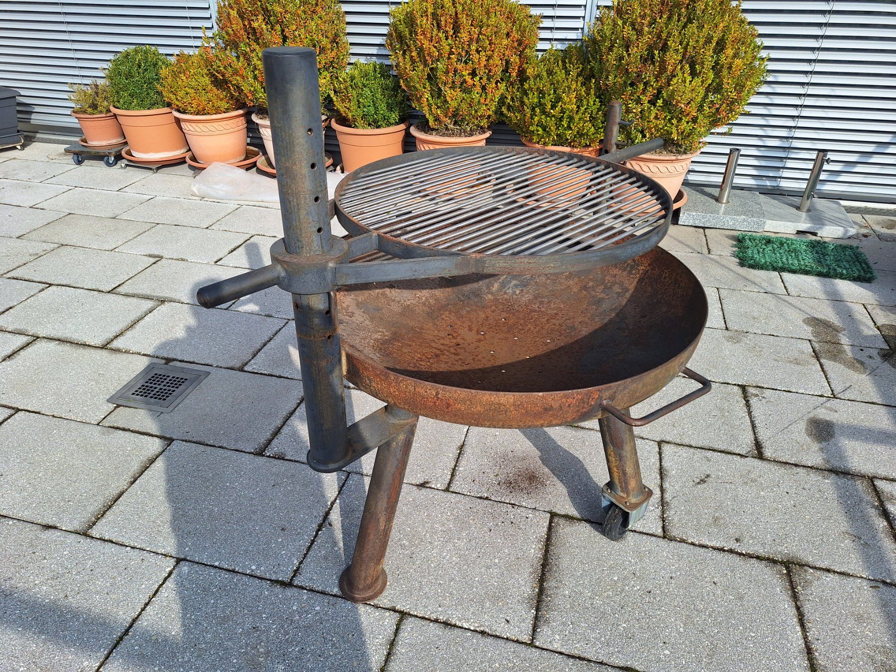 Griglie: Robuster Gartengrill, Durchmesser ca. 90 cm – Usato da Riniken venduto da Agrino