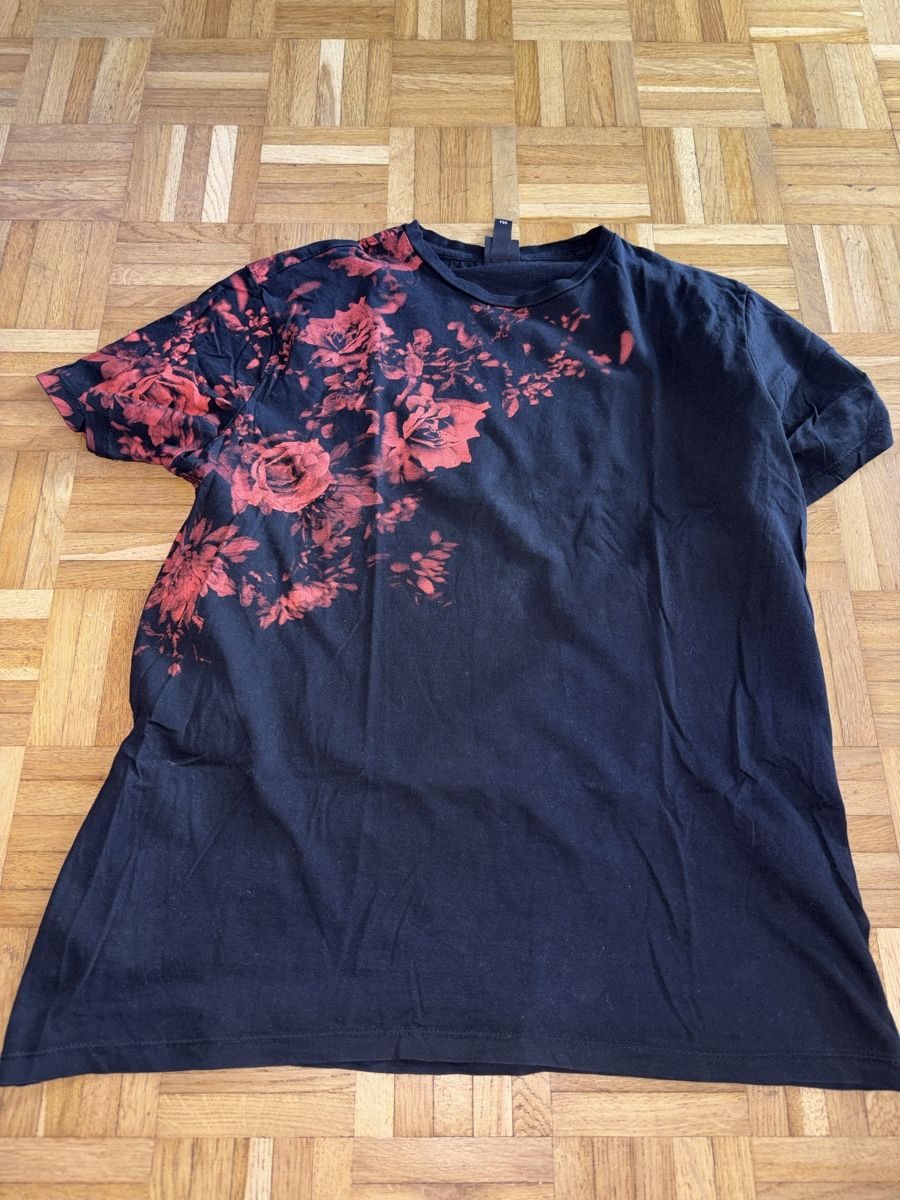 T-Shirts: Schönes schwarzes T-Shirt mit Rosenmuster, Grösse M – Gebraucht aus Jona von SaF0da
