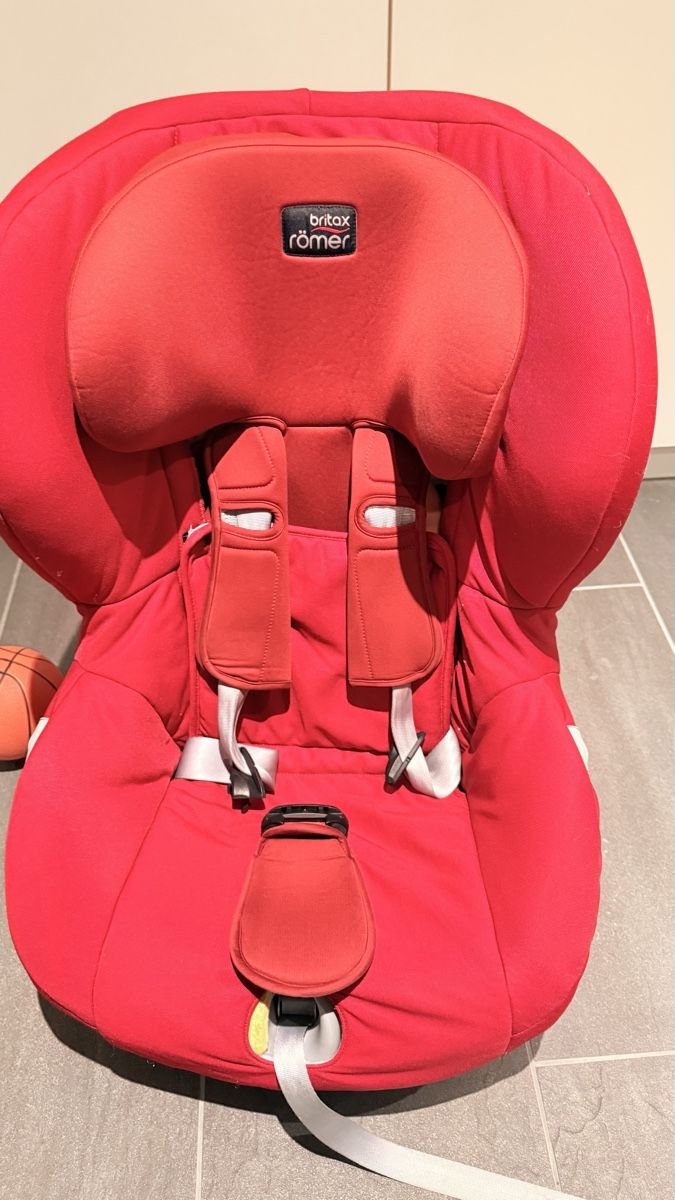 Britax Römer Seggiolini per auto: Britax Römer Autositz Top Zustand, Rot – Usato da Hagendorn venduto da VS0506 3