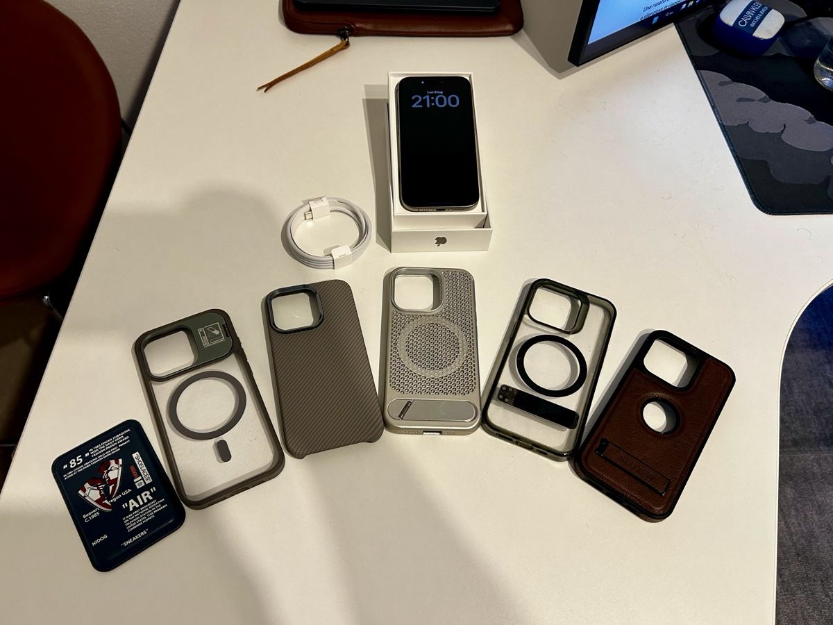 Apple Portables: iPhone 15 Pro Custodie Accessori – D'occasion à Cugnasco par Vuencx1