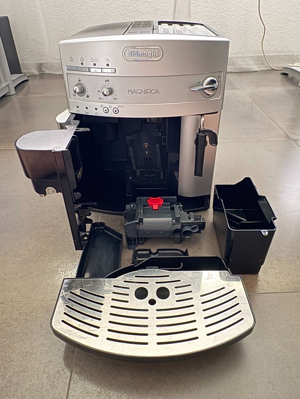 De'Longhi Macchine per caffè & Macchine per espresso: Kaffeevollautomat De Longhi Magnifica – Usato da Liestal venduto da Previa3 1