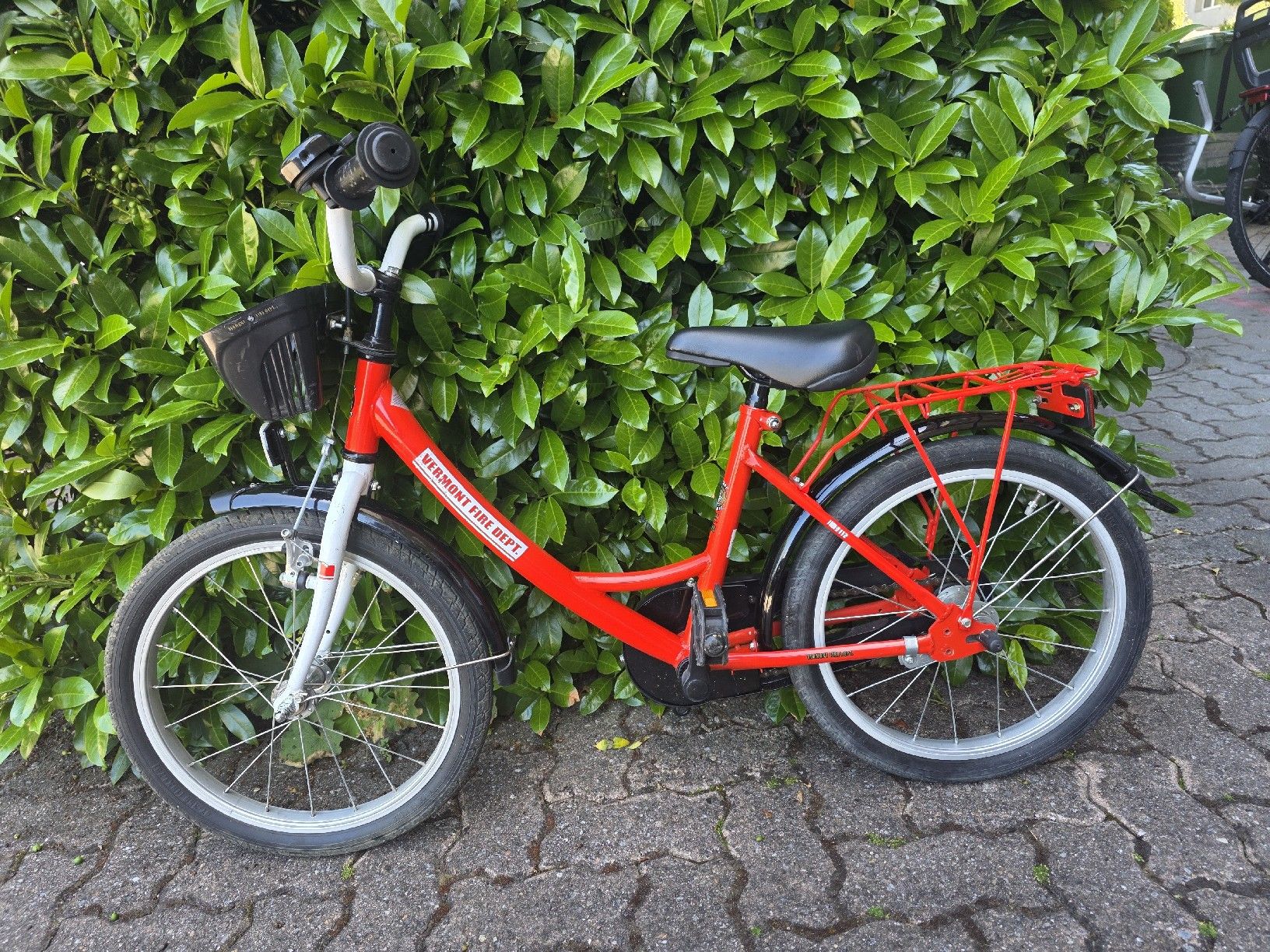 Vélos: Rotes Kinderfahrrad  – D'occasion à Niederscherli par Pemela