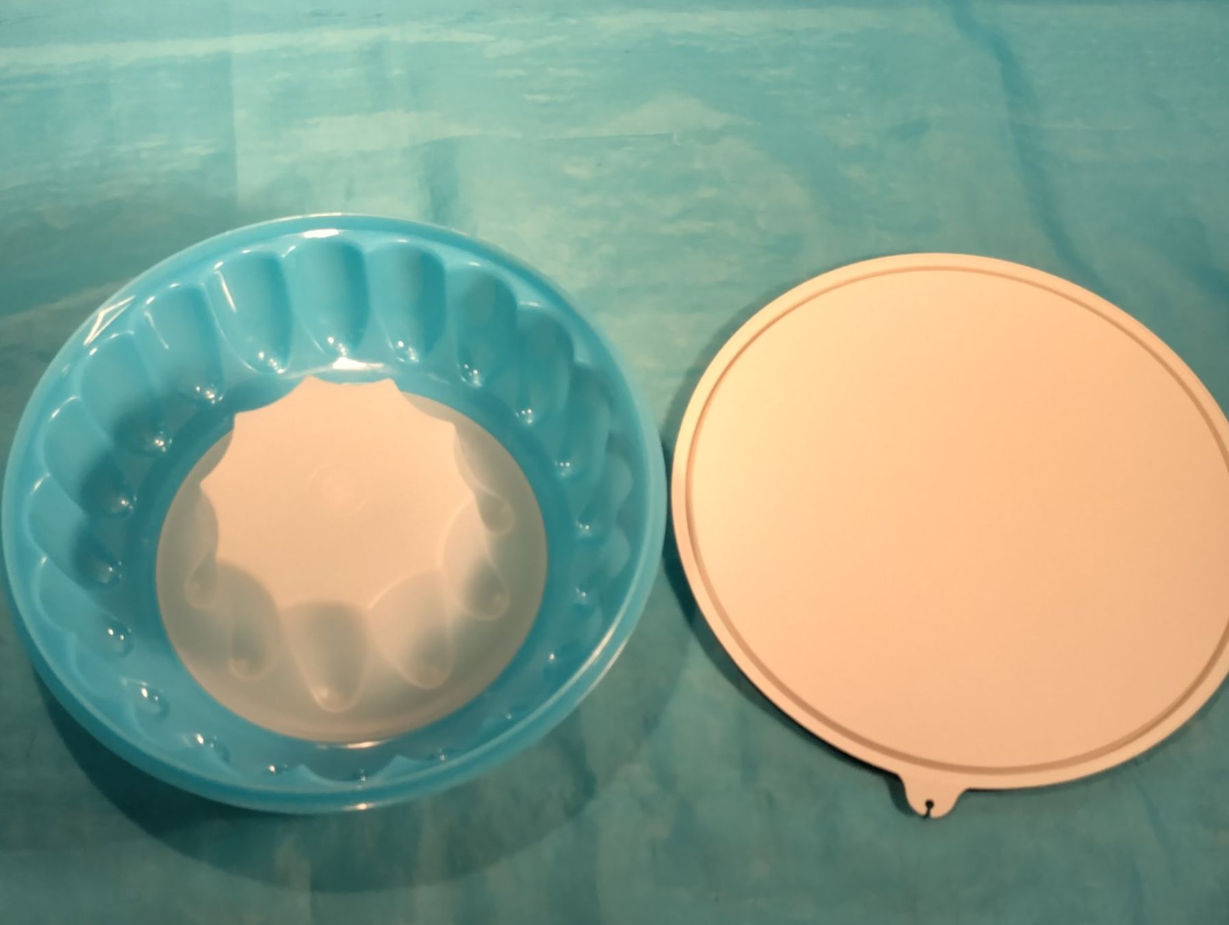 Tupperware Recipients et similaires: Tupperware Puddingform, hellblau-weiss, gross – D'occasion à Bellach par JingleCherry 3