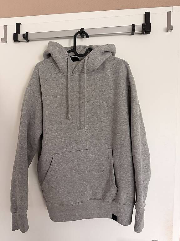 Maglioni & Felpe: Grauer Pull&Bear Hoodie – Usato da Neuenegg venduto da sina.lndr