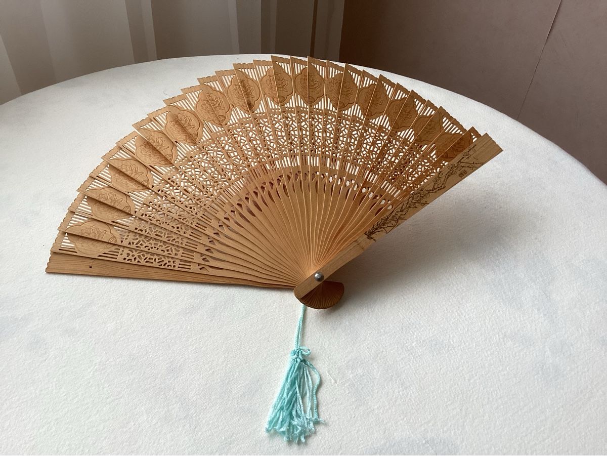 Tutte le decorazioni: Chinesischer Fächer aus feinem Holz – Nuovo e nell'imballaggio originale da Lausanne venduto da Ulpet