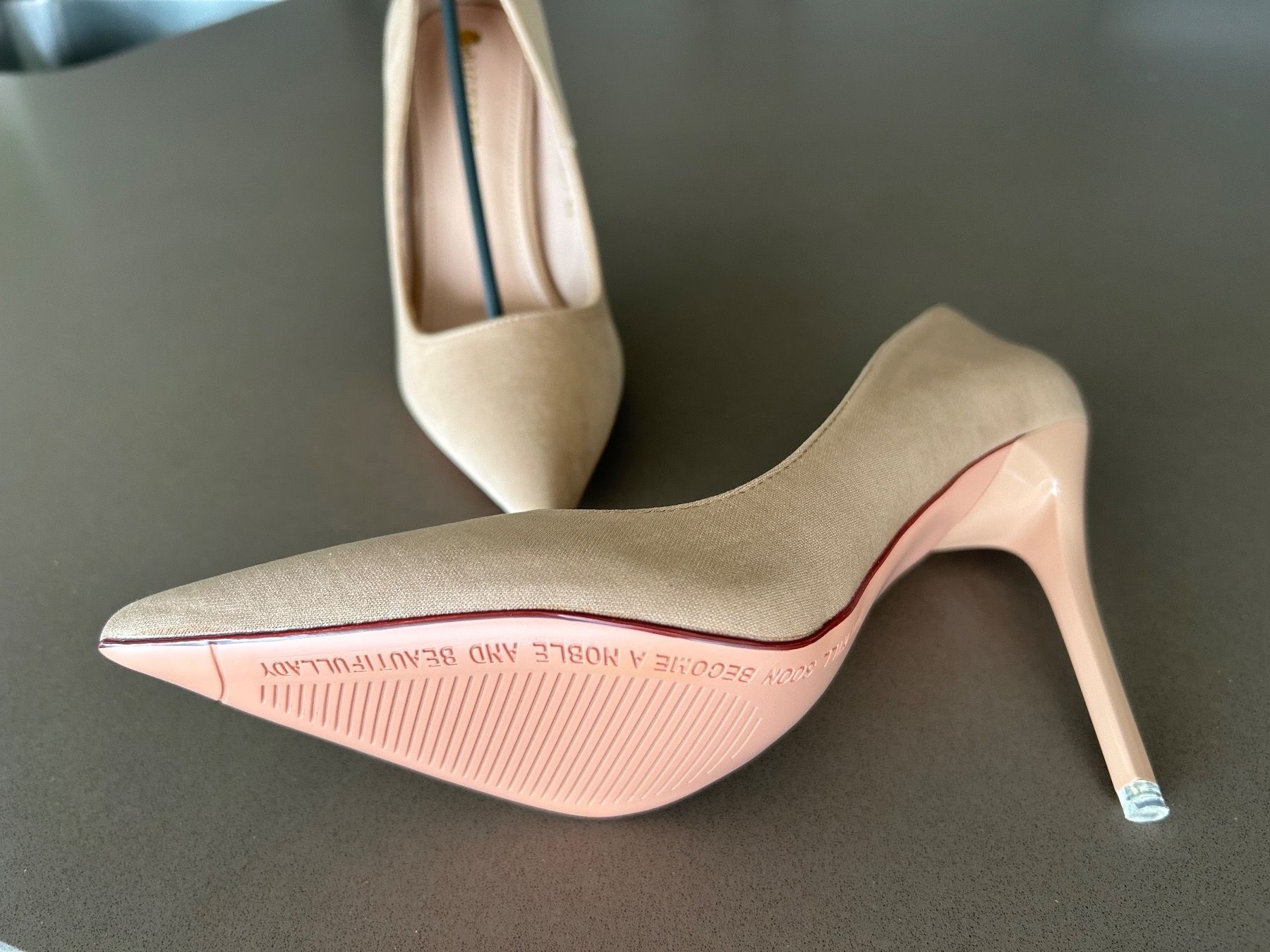 Scarpe da donna: Klassischer Pumps – Nuovo (secondo la descrizione) da Kilchberg ZH venduto da Anie. 2