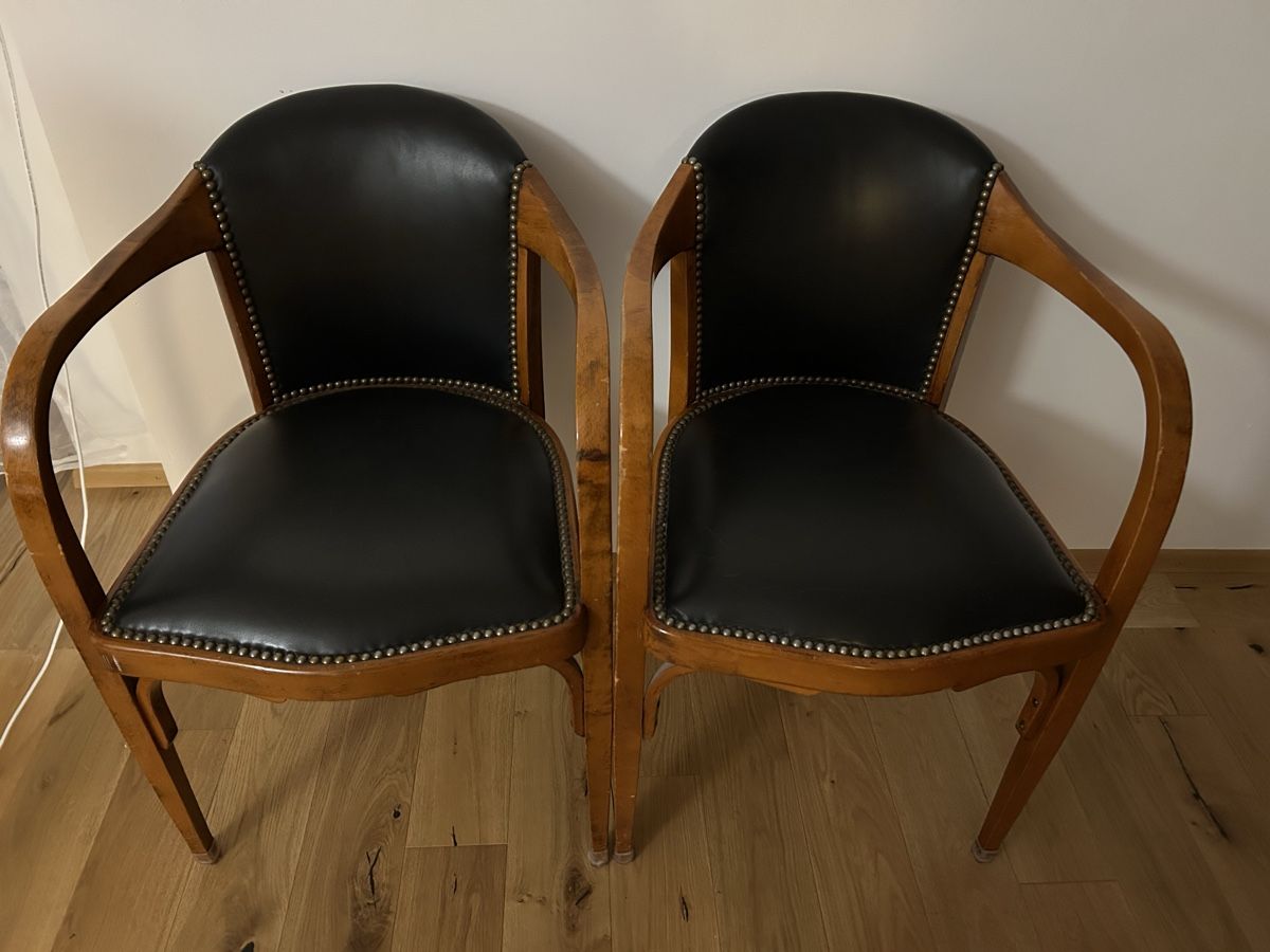 Poltrone: 2 Fauteuils cuir noir structure bois bon état – Usato da Veytaux venduto da ccristina