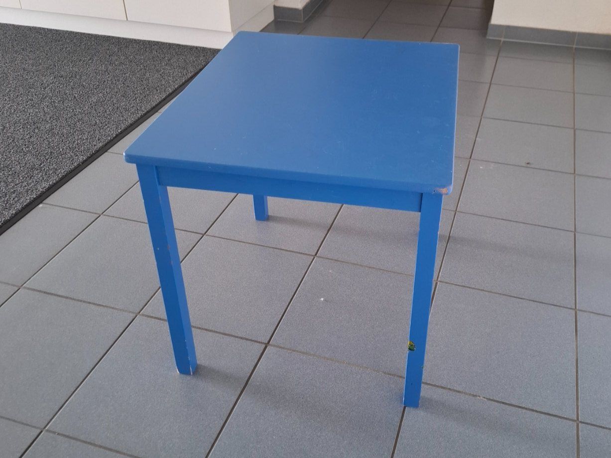 Ikea Tables: Kindertisch Holz blau gebraucht – D'occasion à Hittnau par Goeggi83