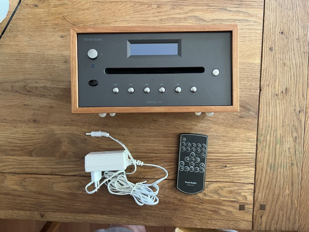 CDs: CD-Player Tivoli Audio Model CD Echtholz – D'occasion à Allschwil par Dahole