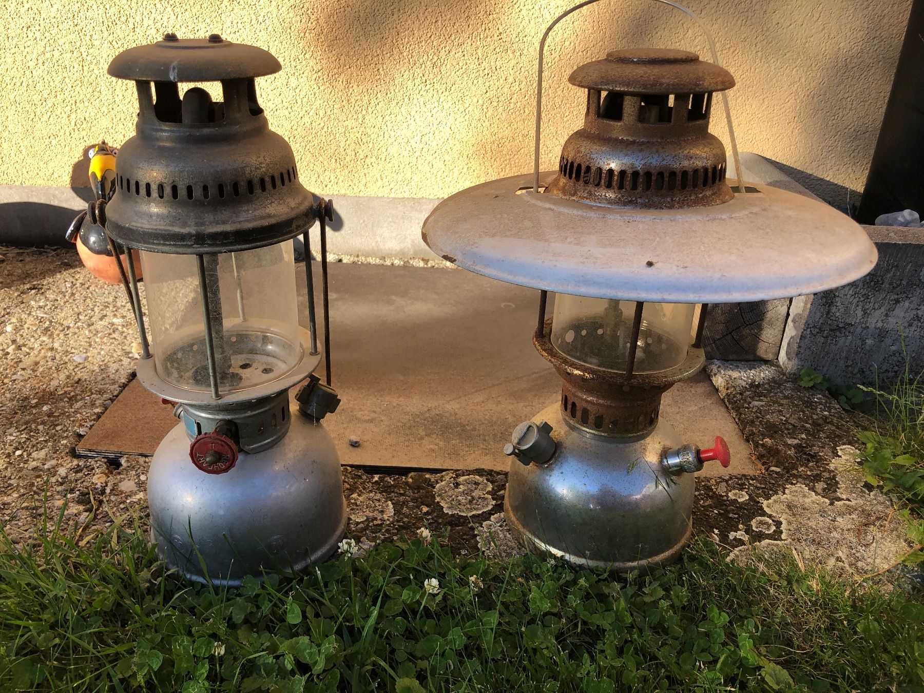 Lampade: Deux antique lampes à pétrole – Usato da Chénens venduto da Touta1franc