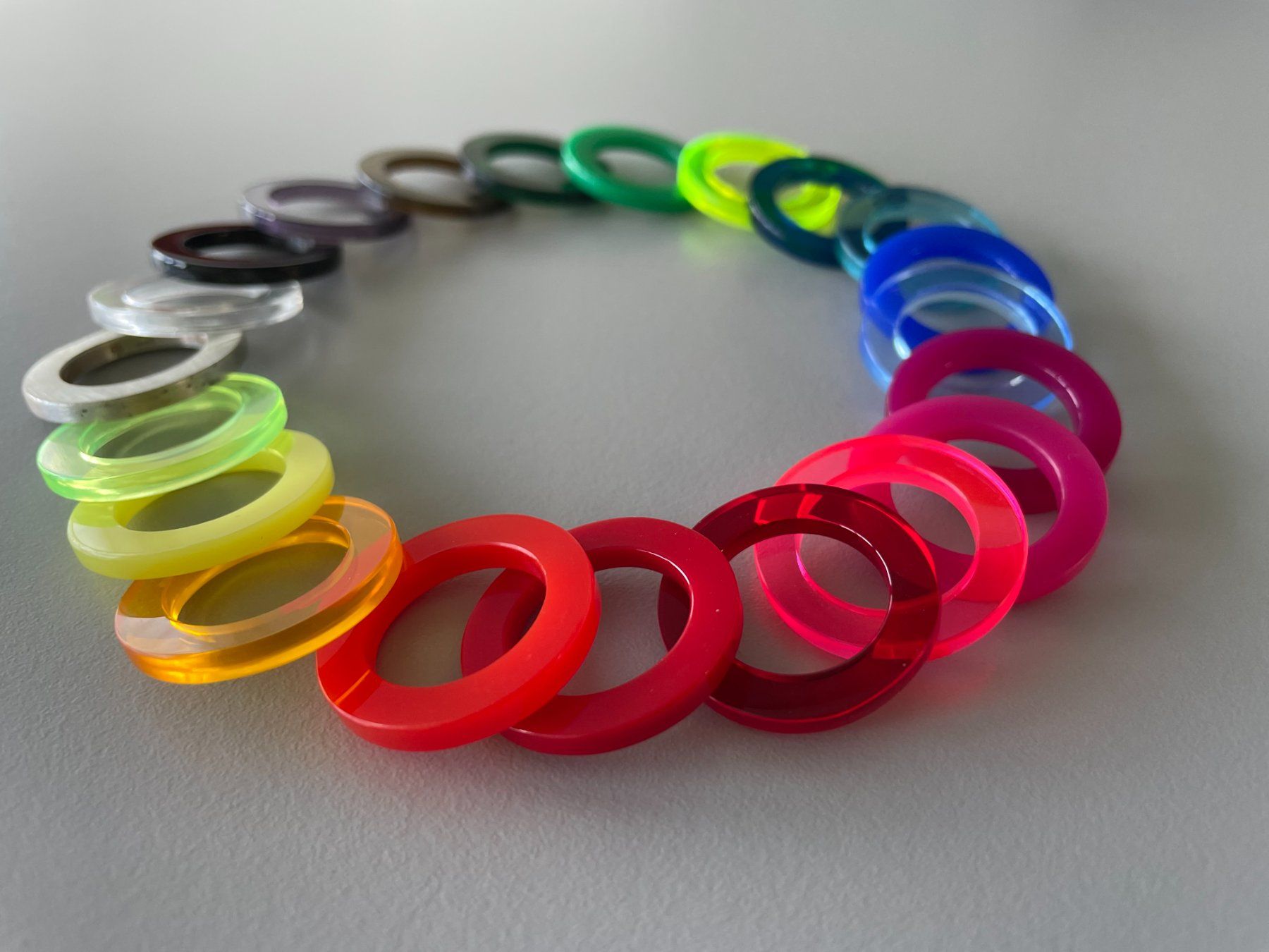 Anelli: Silberring mit 20 Plexiglasringen - Grösse 53 – Nuovo e nell'imballaggio originale da Turgi venduto da bar_8pdm 4