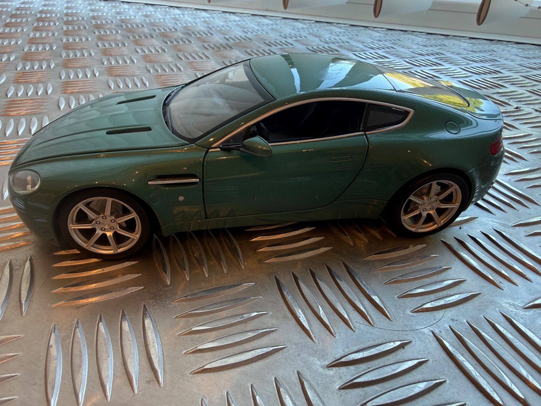 Aston Martin Modellini d'auto: Aston Martin V8 Vantage – Usato da Kilchberg ZH venduto da diamms
