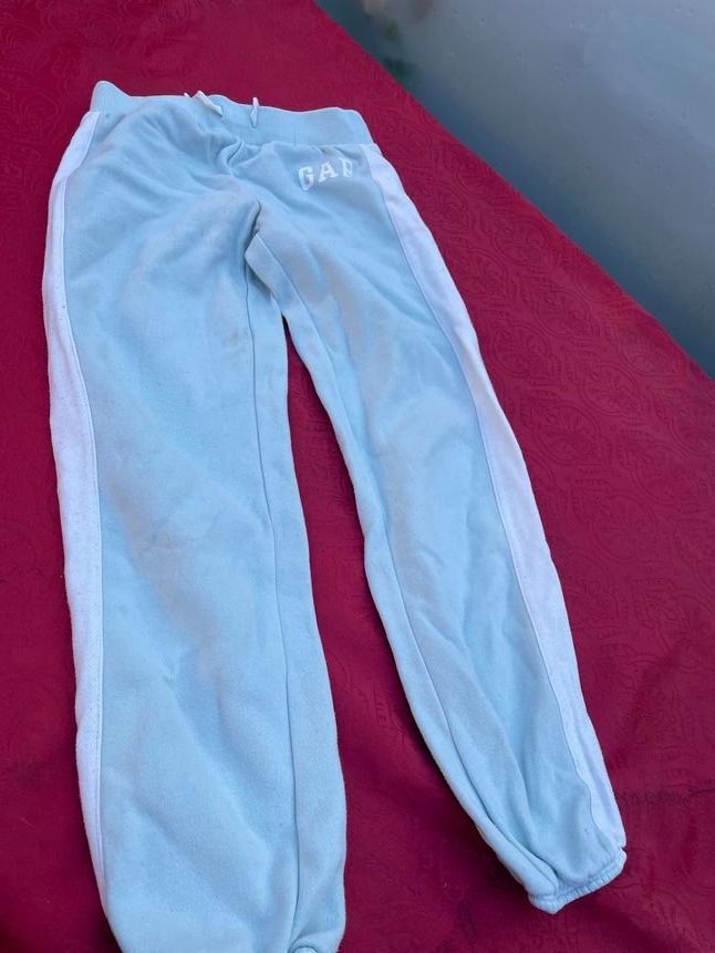 Gap Hosen: Mädchen Trainerhose GAP hellblau 140 – Gebraucht aus Bergdietikon von antovale