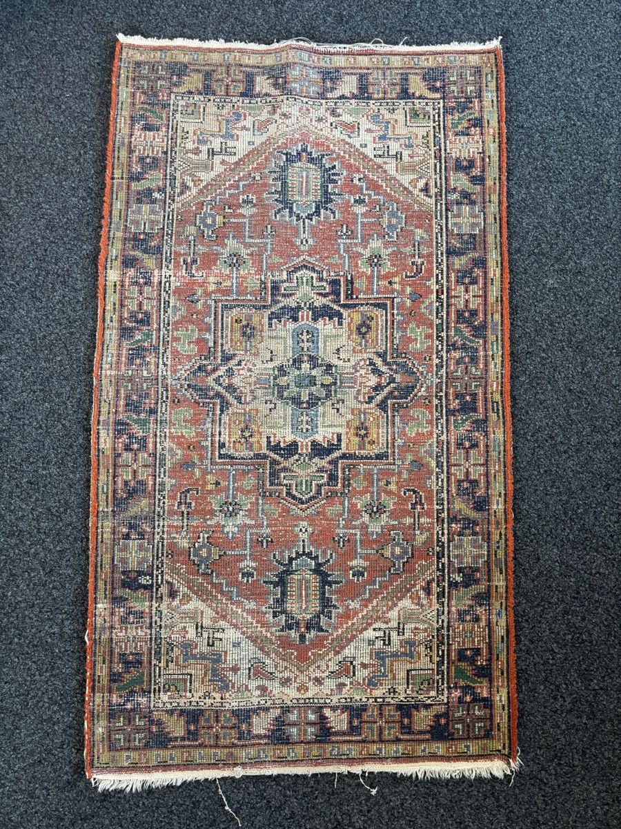 Tapis: Antiker Teppich – D'occasion à Menznau par Bueebi