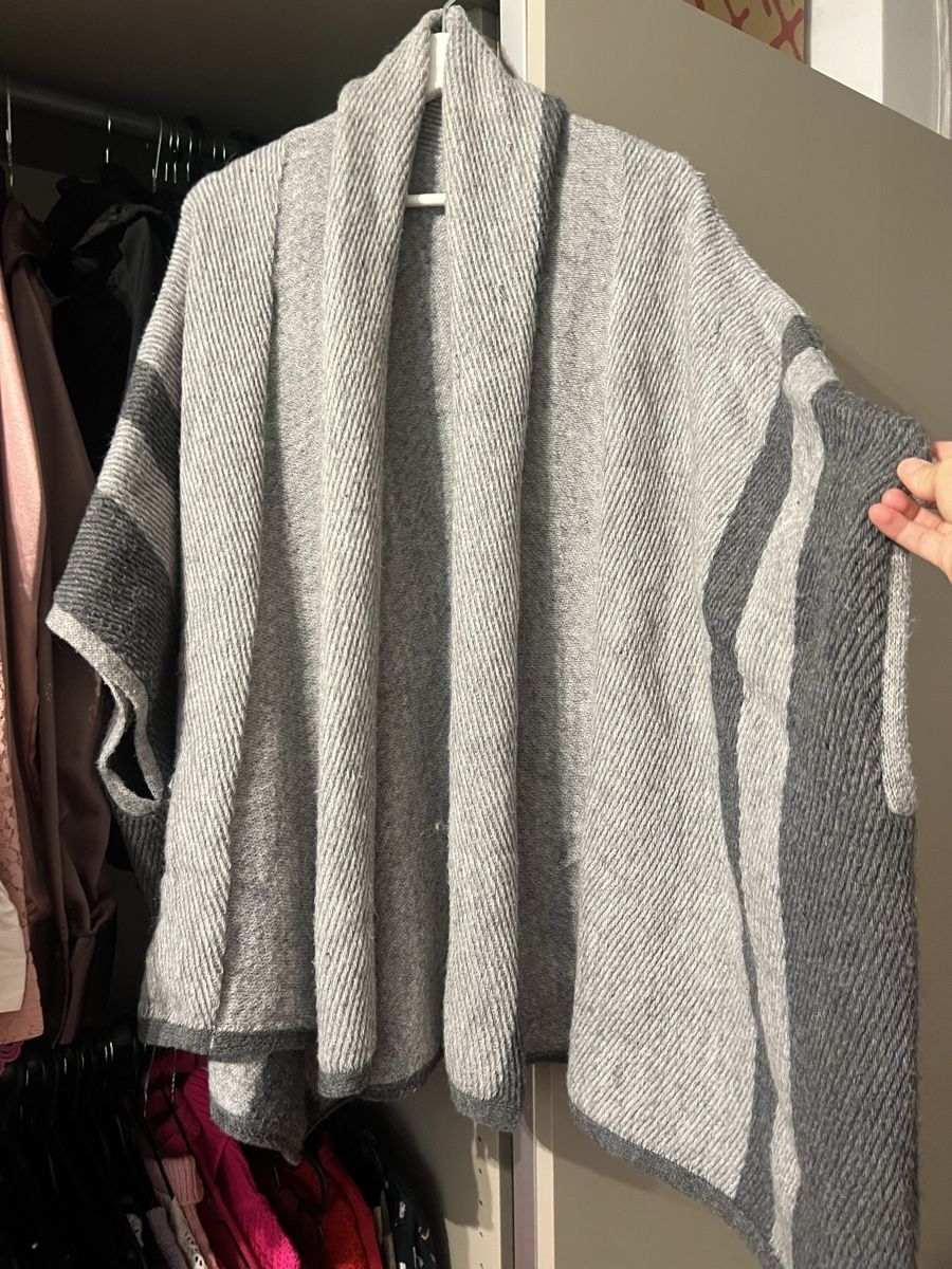 Sonstige Damenmode: Damen Poncho Strick hellgrau – Gebraucht aus Zürich von R1908 1