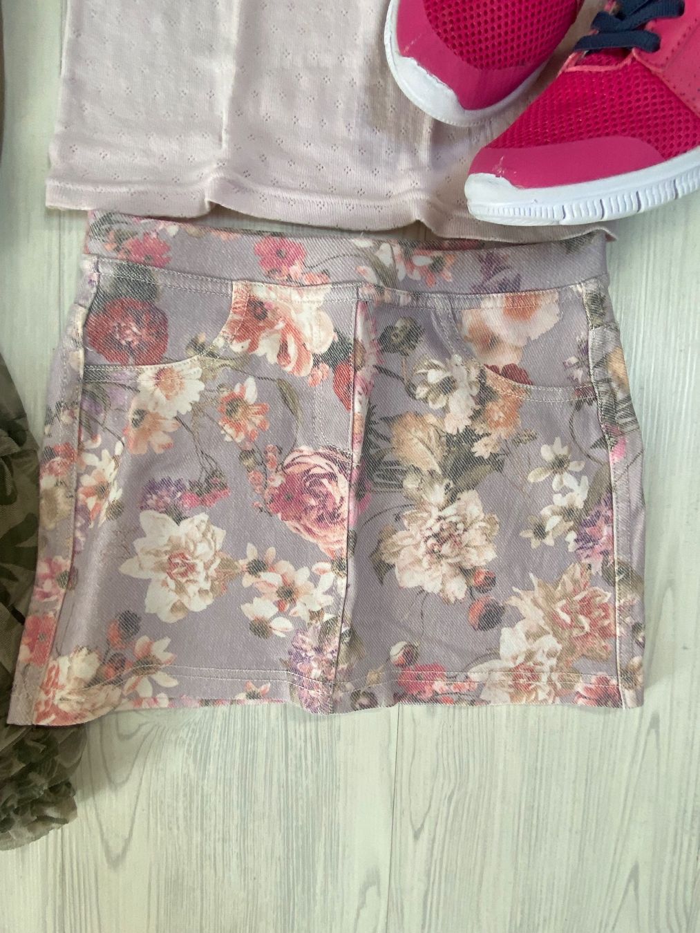 Lotti & Set di vestiti: Mädchenset Gr. 128 / Turnschuhe Gr. 32 – Usato da Estavayer-le-Lac venduto da Mimmy02 5