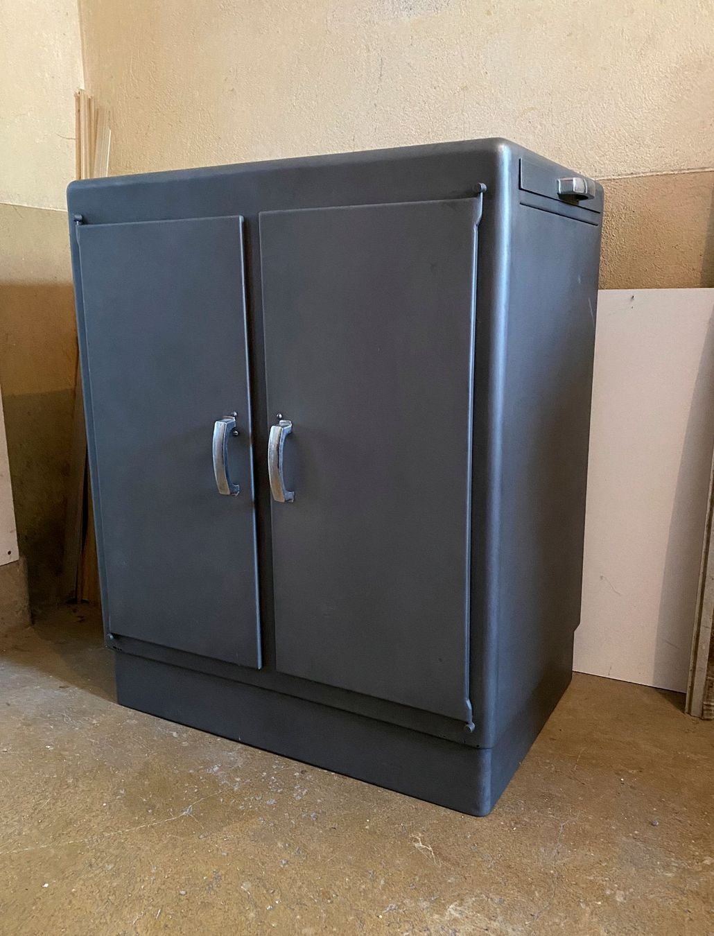 Credenze: Meubles industriel – Buffet design – Usato da Neuchâtel venduto da Basilegeiser