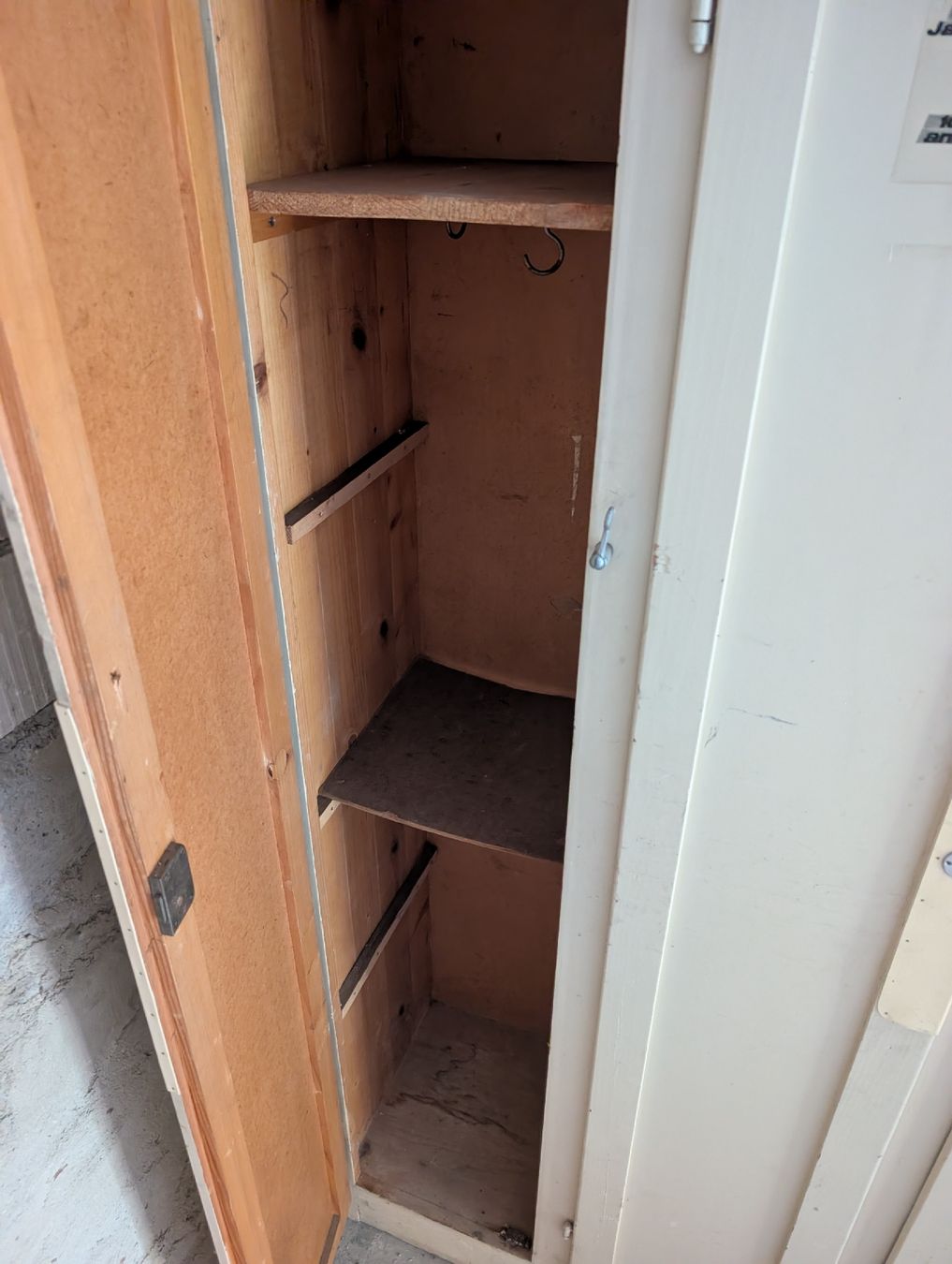 Armadi: Schrank / Spind mit 4 Türen – Usato da Rebstein venduto da iseli79 1