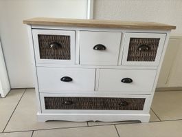Kommode weiss mit Holzplatte und Rattankörben gebraucht