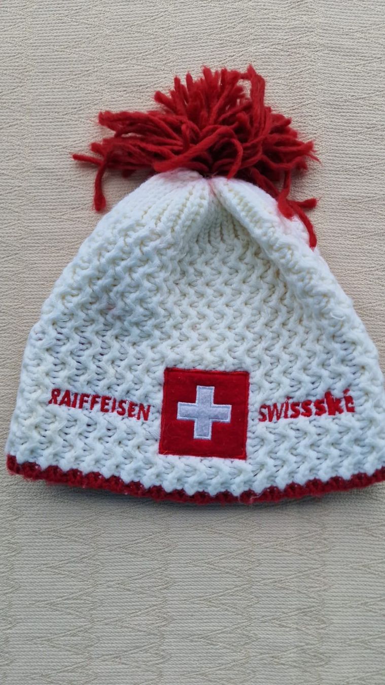 Copricapi, berretti & cappellini: Weiss-Rote Beanie mit Bommel Warm, sportlich & winterready – Usato da Zumikon venduto da pat_m55d