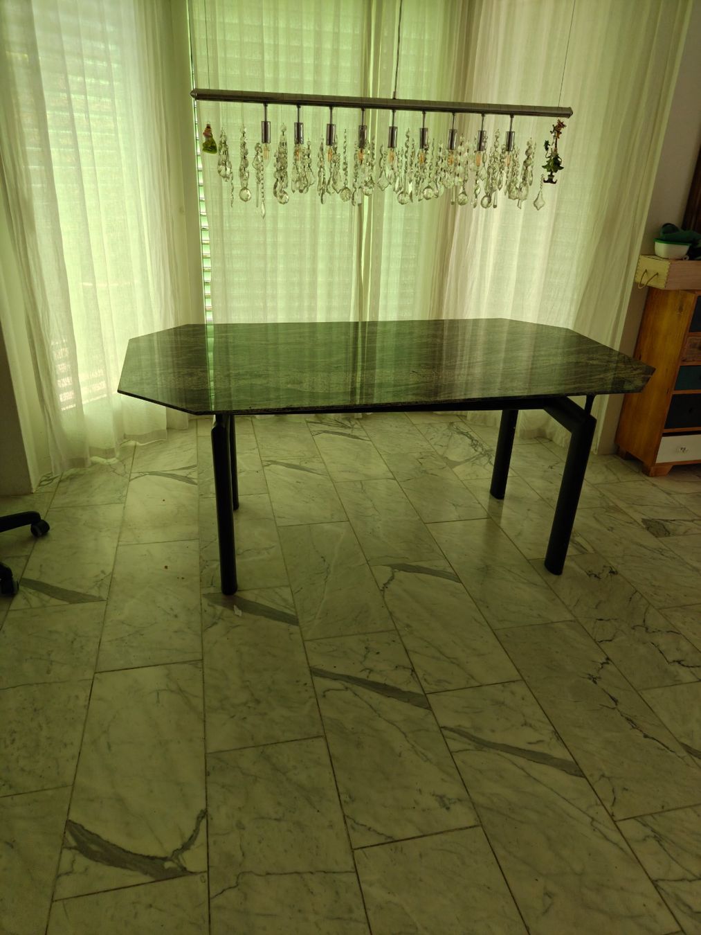 Tische: Massiver Granittisch – Gebraucht aus Fehraltorf von Cramora