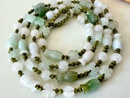 Jade Kette grünweiss 72cm Seidenband geknüpft Knopfschliesse
