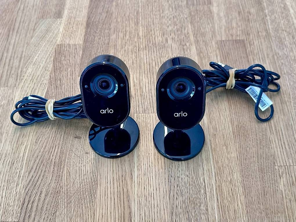 Arlo Caméscopes: 2x Arlo Caméra d'intérieur Essential, noir – D'occasion à Cortaillod par V1M5 2