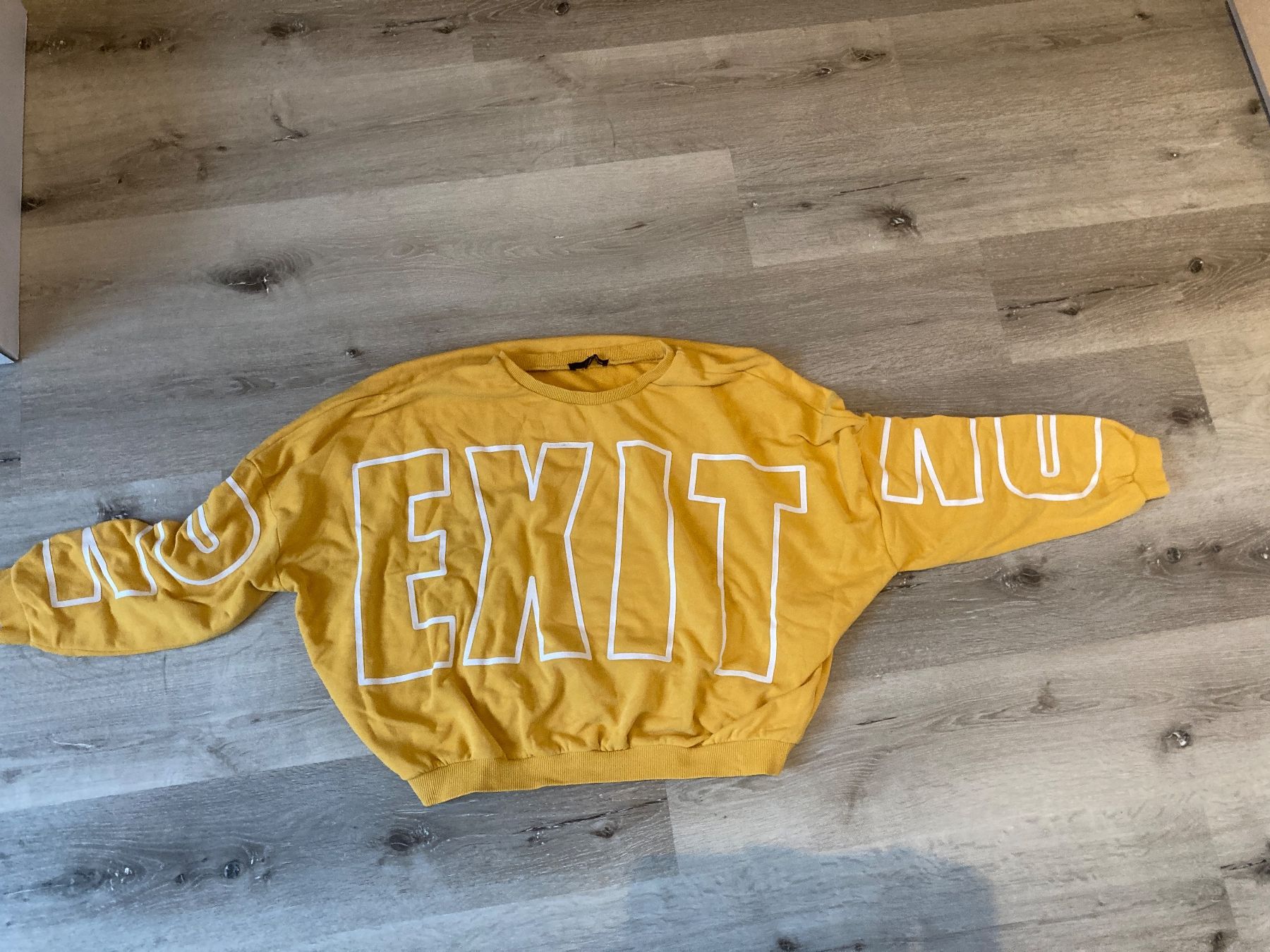 Pullover & Sweatshirts: Senfgelber Pullover mit Aufdruck "NO EXIT", Grösse L – Gebraucht aus Gelterkinden von froggy80