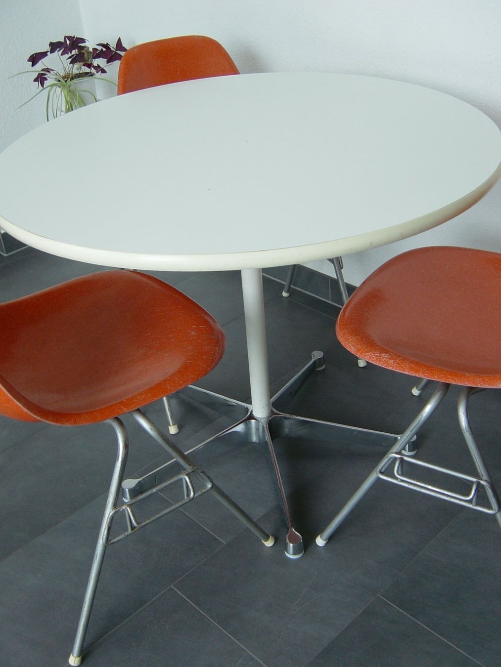 Set de table et chaises: Eames Sitzgruppe – D'occasion à Wil SG par Pin05 2