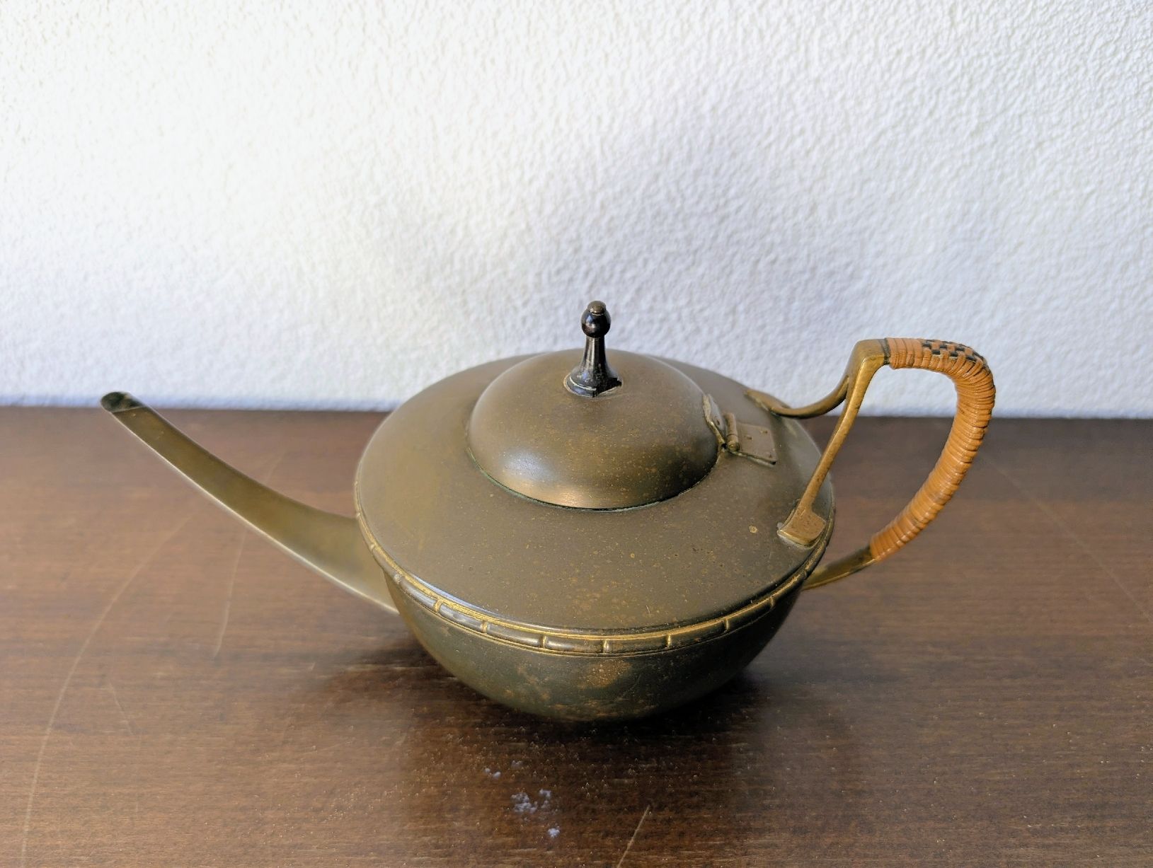 Teiere: Kanne Messing mit Rattan Griff  – Usato da St. Gallen venduto da spontara