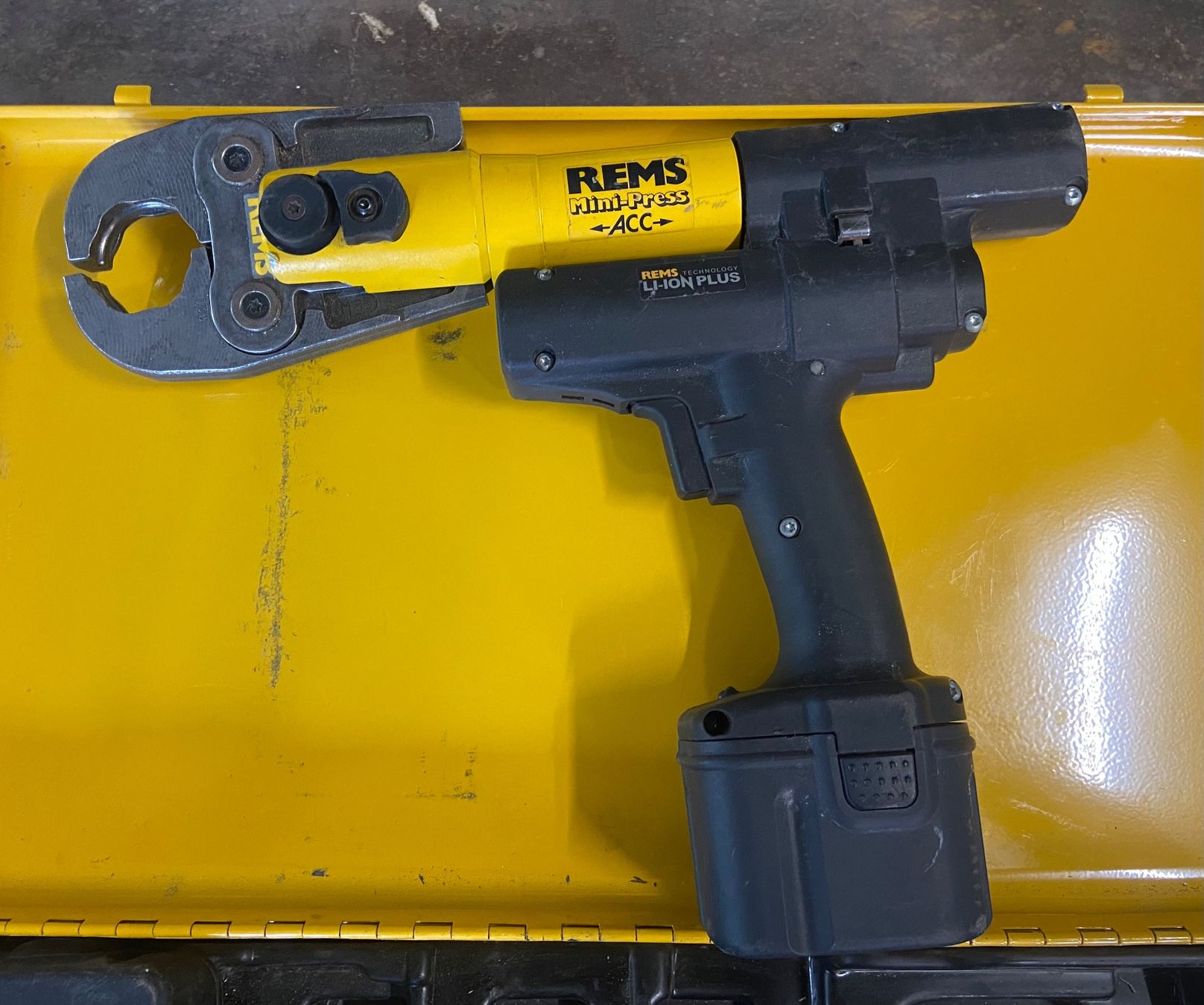 Sanitär: REMS Mini-Press 14V ACC, Pressgerät – Gebraucht aus Oberkirch LU von  1