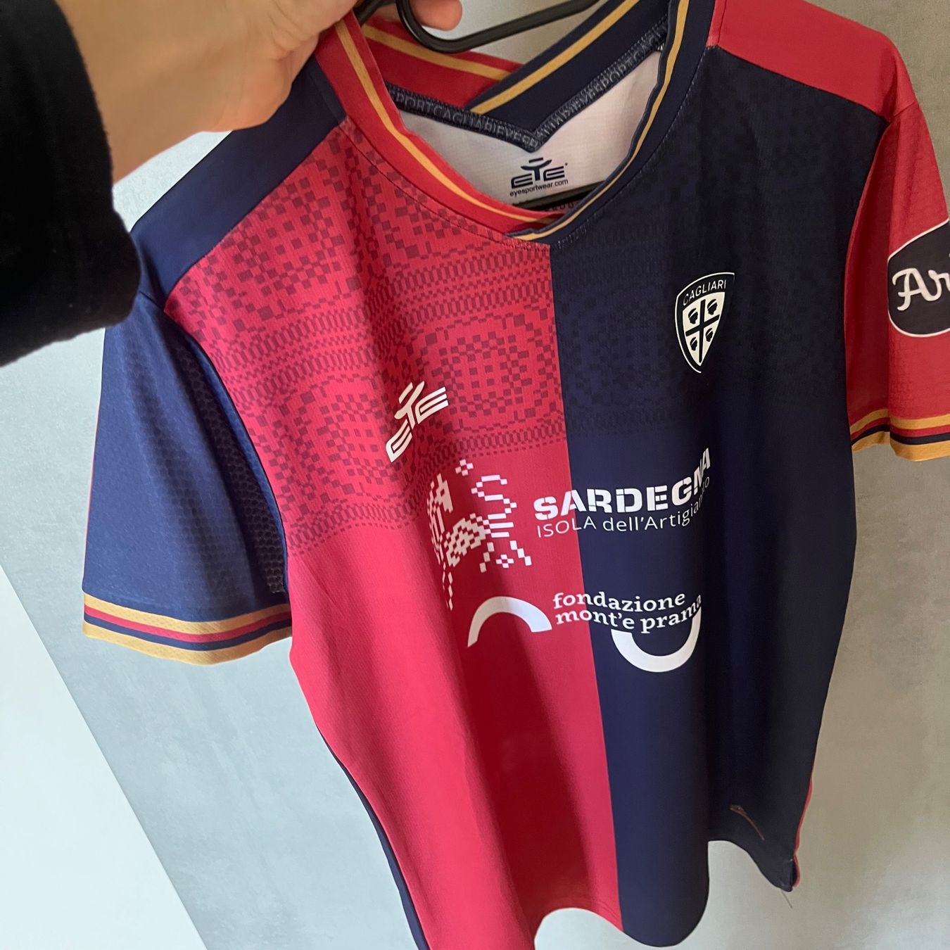 Adidas Canottiere & Pantaloni: Cagliari Calcio Trikot EYE – Usato da Winterthur venduto da LaBodega 7