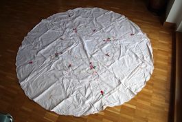 Rundes Tischtuch mit Stickerei , Durchmesser 150 cm