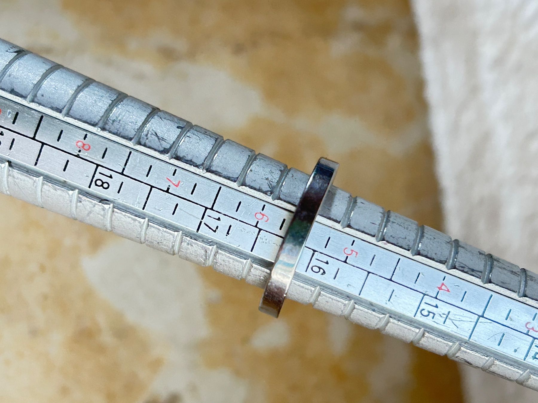 Anelli: Titan oder Edelstahlring mit weissem Stein (51) – Usato da Laufen venduto da Bellebellezza 4
