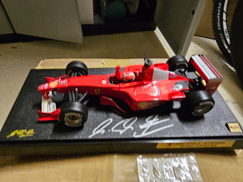 Michael Schumacher Ferrari F1 1/18, signée. Autographe 1