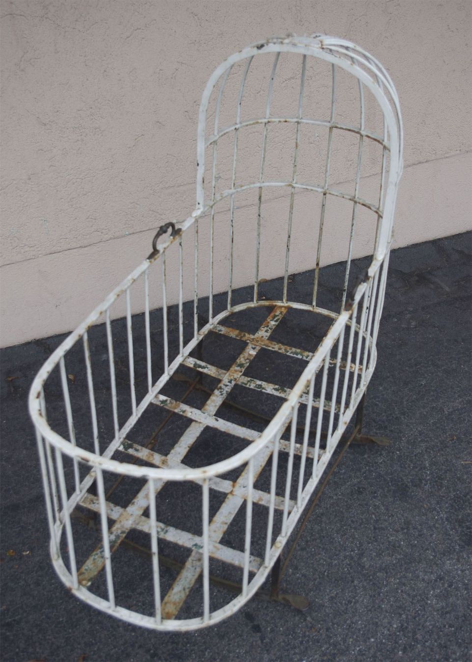 Skulpturen & Statuen: grosse antike Shabby Chic Eisenwiege – Gebraucht aus Meggen von Trouvaillen 4
