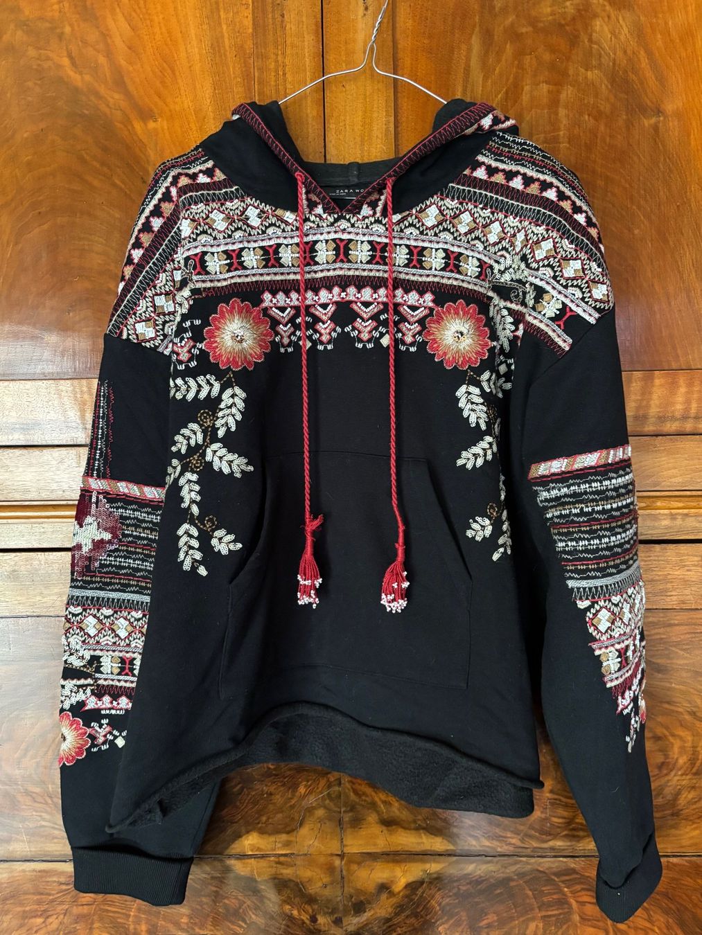 Zara Maglioni & Felpe: Pull noir à capuche avec motifs cousus, taille M – Usato da Grand-Lancy venduto da hip_2rbd