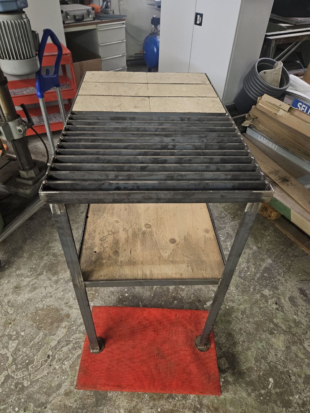 Banchi da lavoro: Schweisstisch Metall mit Rost und Steinplatten  – Usato da Rorschach venduto da TimelessTrading 1