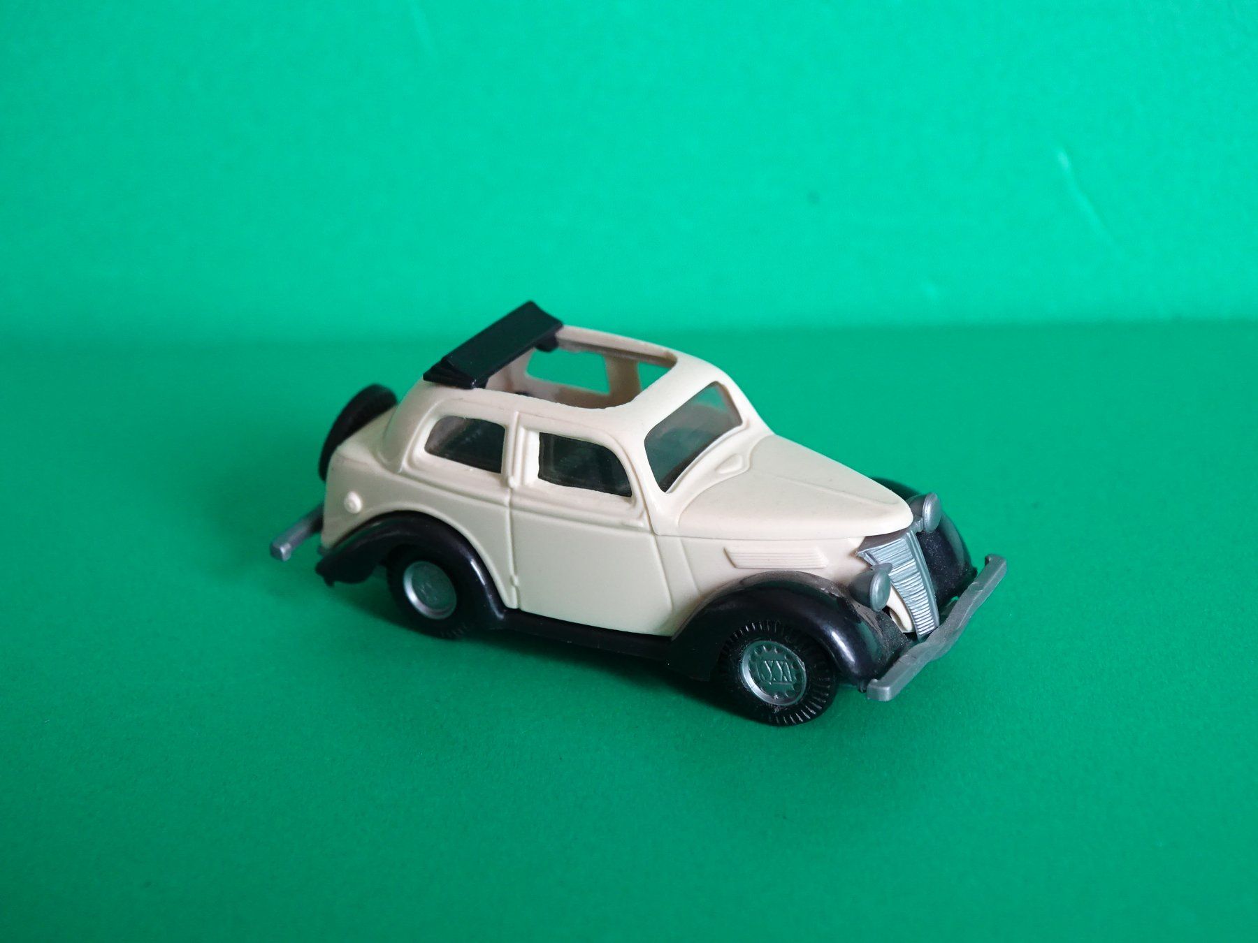 Praliné Modellini d'auto: Ford Eifel von Praliné 1/87 – Usato da Bretzwil venduto da Meex 1