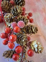 neu: Weihnachtsdeko Zapfen Beeren rot mit Schleife