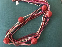 Long collier 9 rangs rose-rouge original neuf