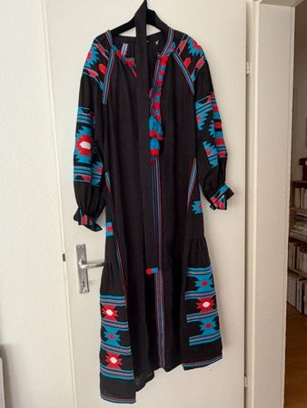 Longue robe en lin noir brodée. Pièce unique.