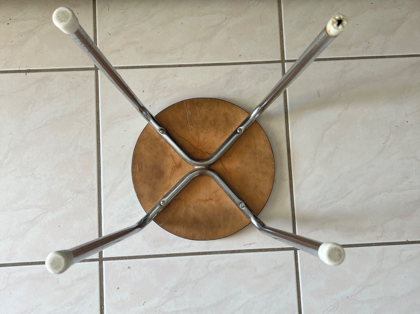 Hocker: Vintage Hocker, Chromgestell, gelbe Sitzfläche – Gebraucht aus Hunzenschwil von Madachica 6