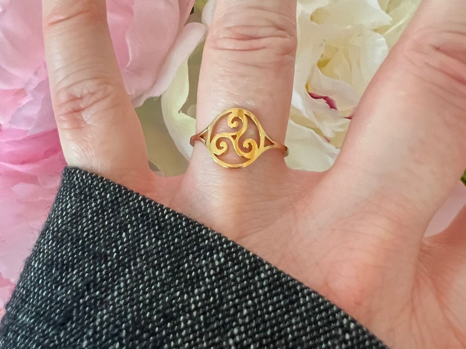 Anelli: Bague Triskell en acier inox doré – Nuovo (secondo la descrizione) da Pully venduto da sunaddict