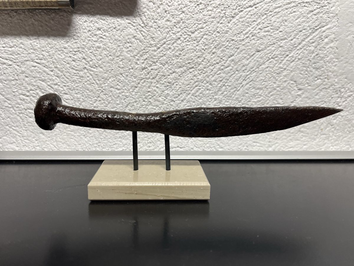 Figuren: Clou antique forgé sur socle – Gebraucht aus Lausanne von joltei