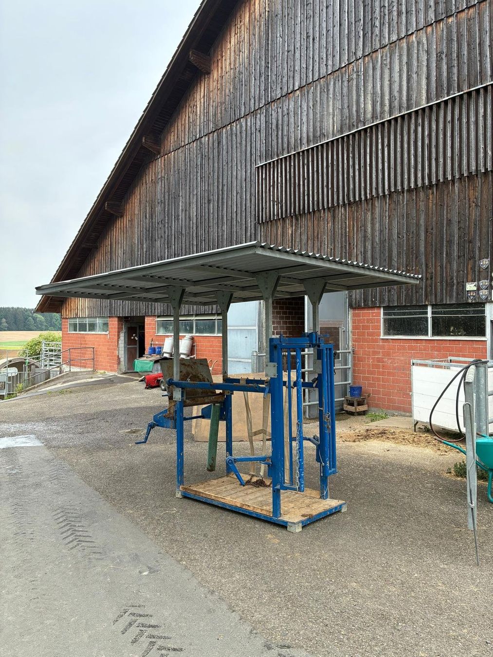 Alle Maschinen: Klauenstand Berweger mit Dach – Gebraucht aus Kappel am Albis von chueschwarz 1